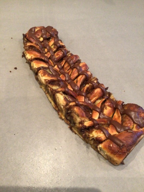 Smørbagt kanelstang med brun glasur, gærdej m/kanel remonce & creme