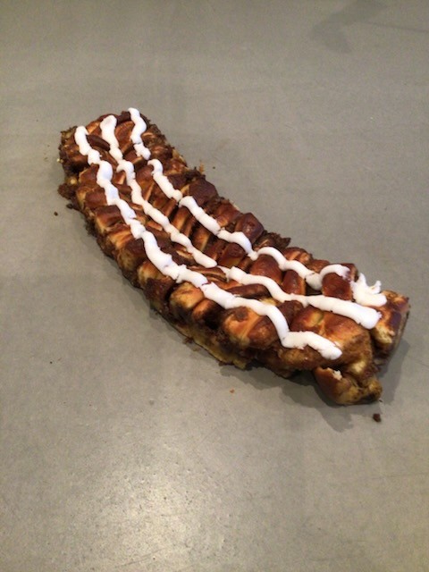 Smørbagt kanelstang med hvid glasur, gærdej m/kanel remonce og creme